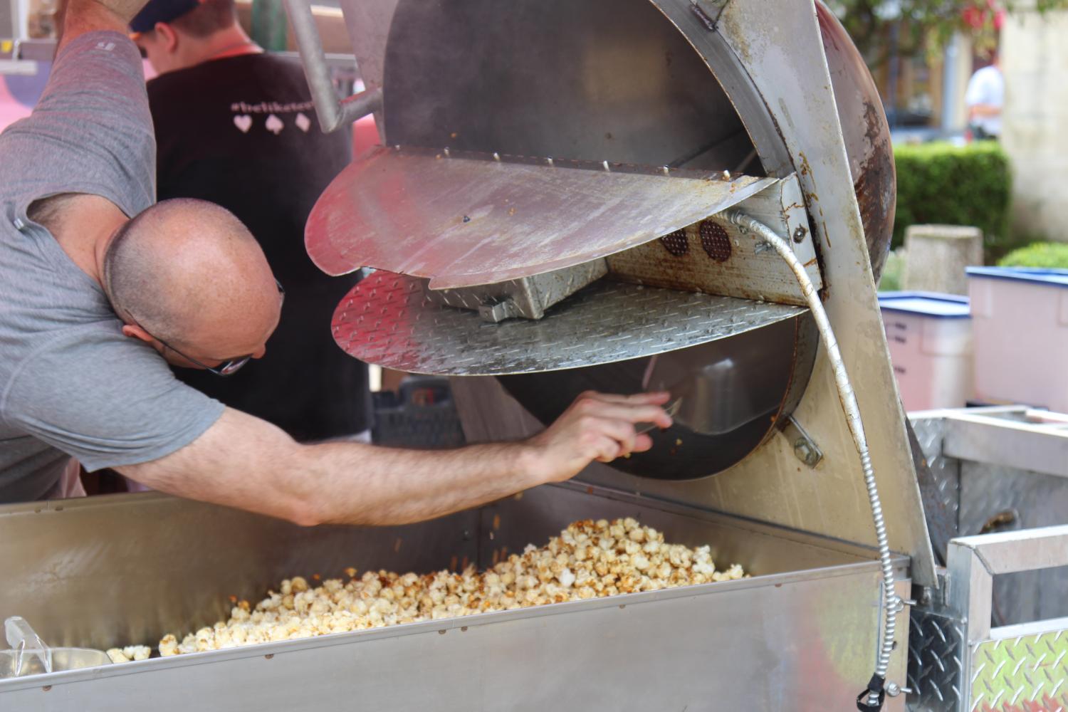 Kettle corn being made for customers 