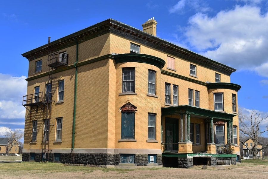 The Bachelors Officers’ Quarters (BOQ) housed unmarried officers. In stark contrast of the soldiers, captains and majors lived on the second floor in their own suites with private baths and sitting rooms. Lieutenants occupied single bedrooms and shared a bathroom on the top floor. The first floor was the original Fort Hancock Officers’ Club with a dining room, billiard room, and a bar.