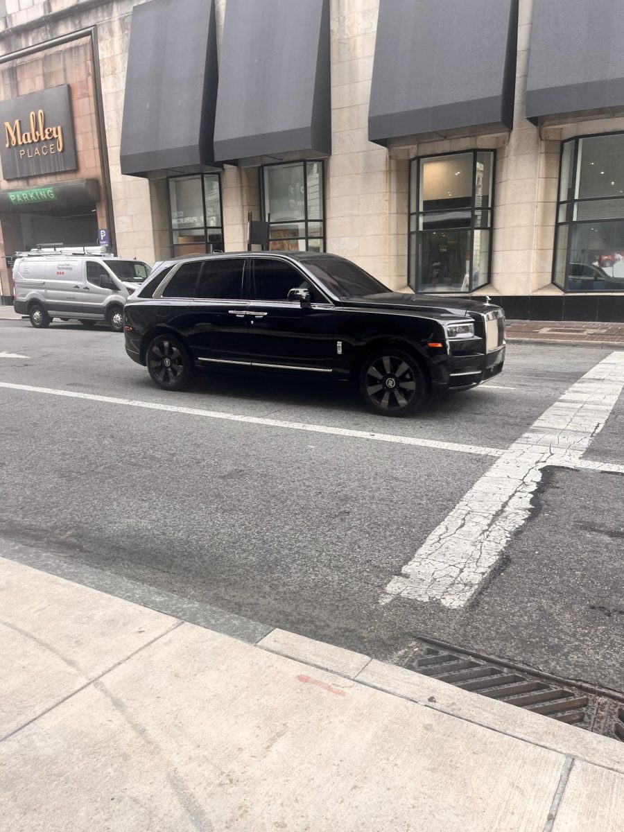 Rolls Royce Cullinan pulling into the meet.