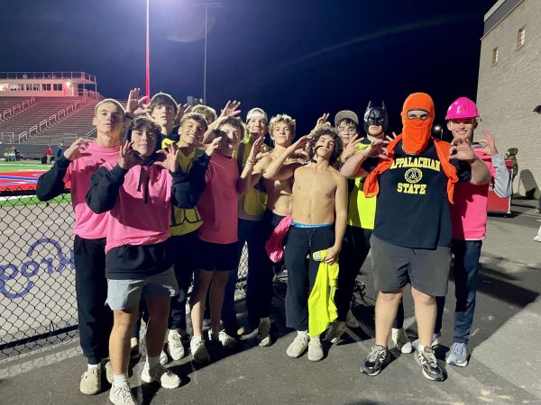 Navigation to Story: The WCHS Student Sections takes a Trip to Scott County