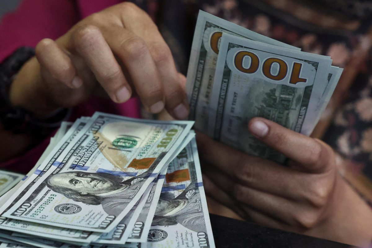 A teller counts U.S. dollars REUTERS/Willy Kurniawan
